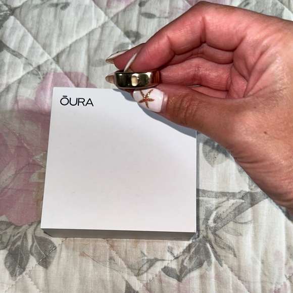 Oura Gold Ring - Picture 4 of 5